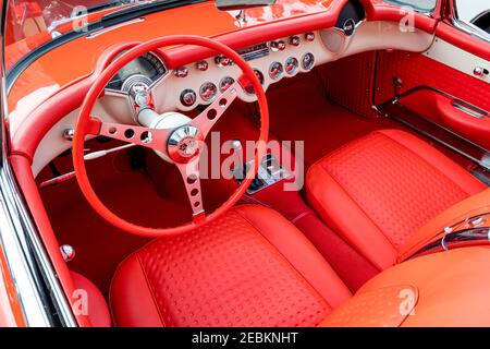 L'intérieur orange de la Corvette 1957 de Chevrolet est exposé à « Cars on Fifth », Naples, Floride, États-Unis Banque D'Images