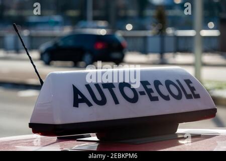 Panneau fixé sur le toit d'une voiture d'apprentissage indiquant « Auto-école » écrit en français, signifiant « École itinérant ». France Banque D'Images