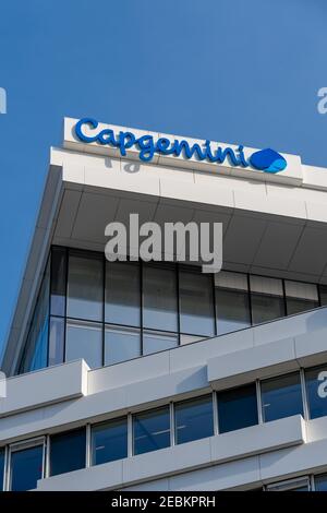 Issy-les-Moulineaux, France - 11 février 2021 : vue extérieure du siège de Capgemini, une société française de services numériques Banque D'Images