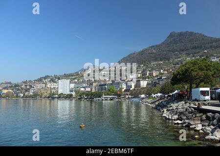 Vue sur la côte de Montreux depuis le lac de Genève, en Suisse Banque D'Images
