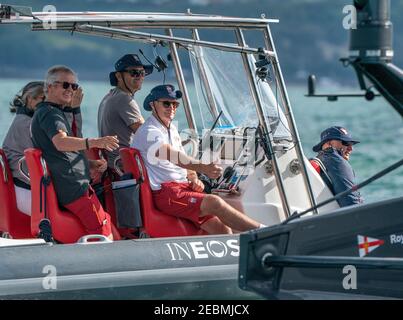 Le milliardaire britannique Andy Currie, directeur de l'INEOS (2e à gauche) rejoint Grant mijoter, PDG d'INEOS Team UK (3e à partir de la droite), pour féliciter Sir Ben Ainsle, skipper Britannia (non représenté), d'un soutien vesel après avoir battu l'équipe American Magic de NYYC, Au cours de la série de robin de la Prada Cup sur le port de Waitemata à Auckland, le 16 janvier 2021. Derrière mijoter se trouve le marin espagnol Xabier Fernandez, analyste de performance de l'équipe INEOS. Rob Taggart/Alamy Banque D'Images