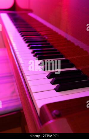 Piano avec lumière violette Banque D'Images