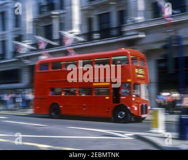 2001 BUS HISTORIQUE AEC ROUGE À IMPÉRIALE ROUTEMASTER (©LONDON TRANSPORT 1956) REGENTS STREET LONDRES ANGLETERRE ROYAUME-UNI Banque D'Images