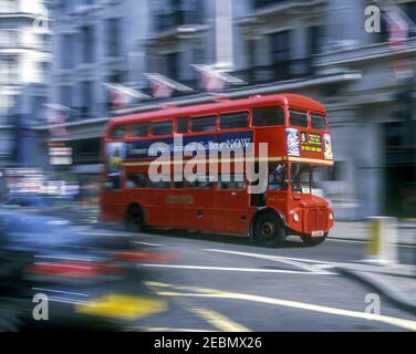 2001 BUS HISTORIQUE AEC ROUGE À IMPÉRIALE ROUTEMASTER (©LONDON TRANSPORT 1956) REGENTS STREET LONDRES ANGLETERRE ROYAUME-UNI Banque D'Images