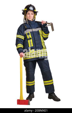 Jeune femme en uniforme de pompier avec crowbar et hache entre les mains Banque D'Images