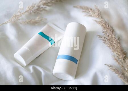 Composition de la couche plate avec déodorant et crème pour les mains Banque D'Images