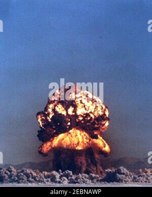 Explosion nucléaire au site d'essai du Nevada le 14 septembre 1957 du 19e essai de l'opération Plumbbob nom de code FIZEAU. De- Plumbbob Fizeau 001 (culture). Banque D'Images