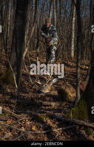 Hunter tenant son arc et sa flèche récursive faits sur mesure alors qu'il approche de sa mort dans le nord du Wisconsin. Banque D'Images