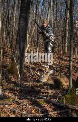 Hunter tenant son arc et sa flèche récursive faits sur mesure alors qu'il approche de sa mort dans le nord du Wisconsin. Banque D'Images