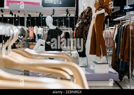 magasin de vêtements avec 3 mannequins en arrière-plan, section pour femmes. Falabella Argentine Banque D'Images