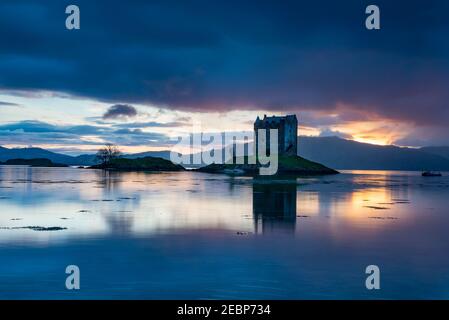 Coucher de soleil sur le château de Stalker, Highlands, Écosse Banque D'Images