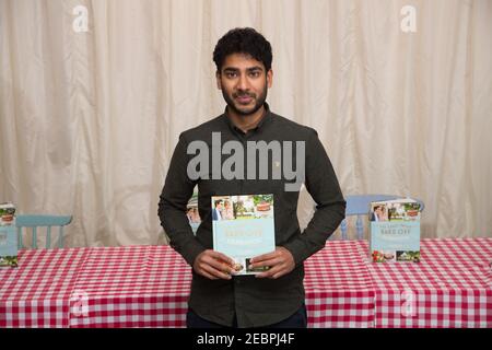 Tamal Ray, finaliste de la série BBC 2015 The Great British Bake Off, pose pour des photos à la branche Picadilly de Waterstones pour un livre-signature i Banque D'Images