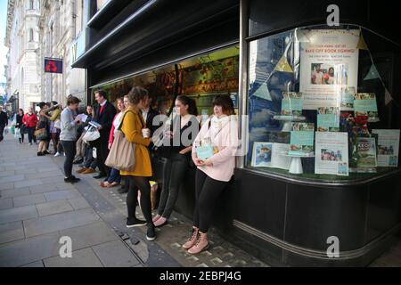 Des foules font la queue devant la branche Picadilly de Waterstones pour un Signature de livres à Londres par les finalistes des Grands Britanniques Faire cuire après l'anno Banque D'Images