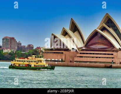 Un ferry passe devant l'Opéra de Sydney Banque D'Images