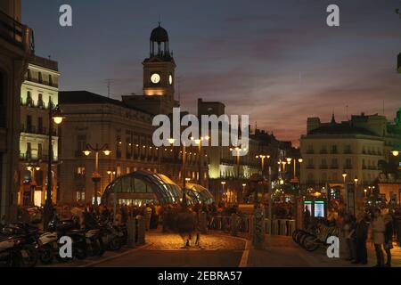 Vue sur la Puerta del sol dans le centre de Madrid. D'un ensemble de vues générales de Madrid, la capitale de l'Espagne (Note: Photo prise en utilisant Cano Banque D'Images