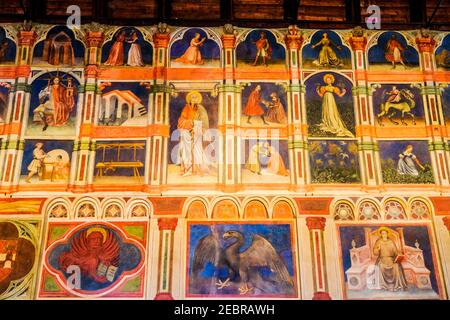 La Grande salle du Palazzo della Ragione avec son astrologique Fresques inspirées de Padoue Italie Banque D'Images