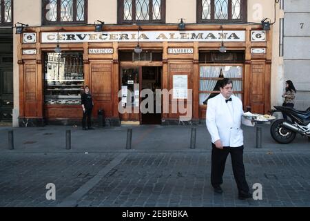 Un serveur servant des plats à l'extérieur de la Cerveceria Alemana, sur la Plaza Santa Ana, dans le centre de Madrid. D'un ensemble de vues générales sur Madrid, la capitale Banque D'Images