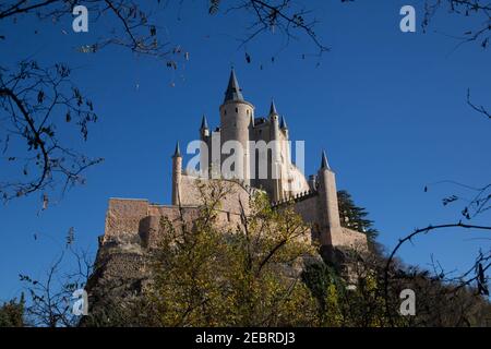 Vue sur l'Alcazar à Segovia en Espagne. D'un ensemble de vues générales de Ségovie en Espagne. Banque D'Images