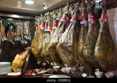 Une vue de divers jambons (connus sous le nom de jamones en espagnol) dans un bar à Segovia. D'un ensemble de vues générales de Ségovie en Espagne. Banque D'Images