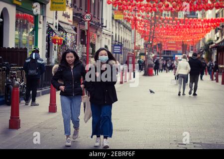 Londres, Royaume-Uni. 12 février 2021. Les gens qui marchent le long de Gerrard Street pendant le nouvel an chinois.les célébrations du nouvel an chinois 2021 commencent avec la nouvelle lune à Londres. Crédit : SOPA Images Limited/Alamy Live News Banque D'Images