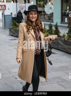 Londres, Royaume-Uni. 12 février 2021. Kelly Brook arrive aux studios radio mondiaux de Londres. Crédit : SOPA Images Limited/Alamy Live News Banque D'Images