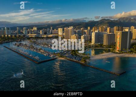 Ala Wai Harbour nad hôtels au crépuscule, Oahu, Hawaï. Banque D'Images