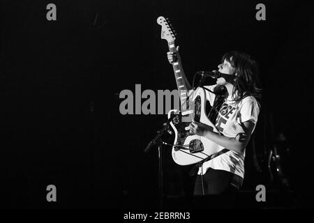 Courtney Barnett et son groupe se sont mis en scène sur scène à Le O2 Forum à Londres Banque D'Images