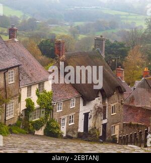 Gold Hill est une rue pavée escarpée dans la ville de Shaftesbury, dans le comté anglais de Dorset. La vue en bas du haut de la rue a b Banque D'Images