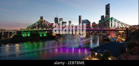 Le pont Story Bridge est un pont en porte-à-faux en acier classé au patrimoine mondial de l'UNESCO qui enjambe le fleuve Brisbane et transporte les véhicules, les vélos et les piétons Banque D'Images