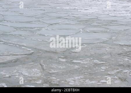 Fév 12 2021 Port Stanley Ontario Canada. Lac Érié avec glace flottant dans l'eau au bord de la jetée. Luke Durda/Alamy Banque D'Images