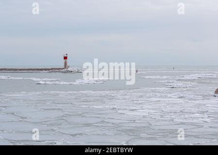 Fév 12 2021 Port Stanley Ontario Canada. Lac Érié avec glace flottant dans l'eau au bord de la jetée. Luke Durda/Alamy Banque D'Images