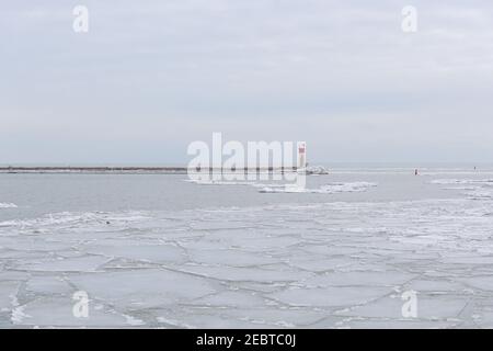 Fév 12 2021 Port Stanley Ontario Canada. Lac Érié avec glace flottant dans l'eau au bord de la jetée. Luke Durda/Alamy Banque D'Images