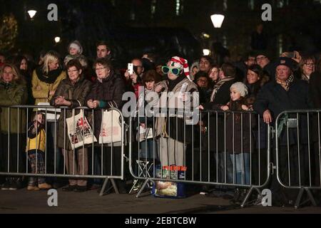 La foule à la 69e lumière du pin norvégien, donnée à Londres par le pays norvégien grâce au soutien du Royaume-Uni pendant la seconde guerre mondiale Banque D'Images