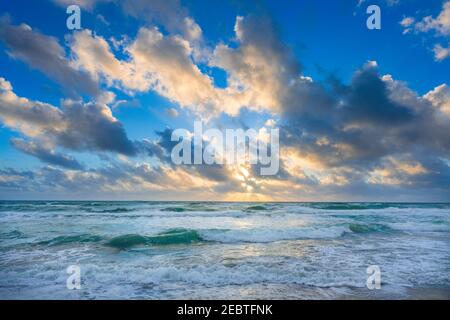 Nuages sur la mer au coucher du soleil Banque D'Images