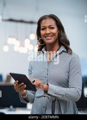 Portrait d'une femme d'affaires tenant une tablette numérique Banque D'Images