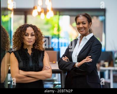 Portrait de deux femmes d'affaires au bureau Banque D'Images
