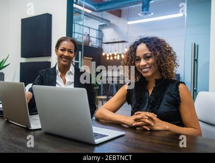 Femmes d'affaires utilisant des ordinateurs portables au bureau Banque D'Images