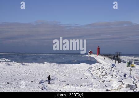 Grand Haven, Michigan, février 2021, paysage d'hiver, phare et jetée Banque D'Images