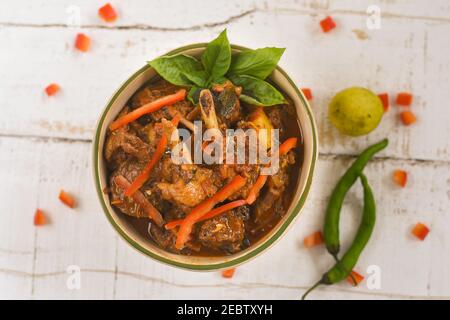 Rôti de canard style Kerala avec gâteau de riz vapeur Vattayappam , curry de poulet maison aux épices indiennes , cuisine asiatique viande épicée curry cuit Banque D'Images