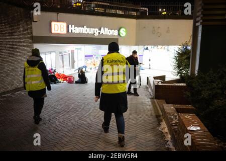 Hambourg, Allemagne. 12 février 2021. Christiane (l) et Katharina, volontaires du Hamburger Kältebus, se rendent à un groupe de sans-abri à la gare d'Altona. Le bus froid de Hambourg existe depuis janvier 2019. Il se rend aux sans-abri qui ont besoin d'aide dans la rue et peuvent les emmener à l'abri. Les citoyens ont l'occasion d'attirer l'attention sur les sans-abri qui pourraient être à risque. Credit: Christian Charisius/dpa/Alay Live News Banque D'Images