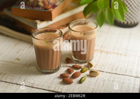 Thé indien masala ou chai. Thé au lait Badam pista chai ou thé aux fruits secs d'Amritsar, Punjab Inde. Herbes chaudes épicées, épices aromatiques bio ayurvédique Banque D'Images