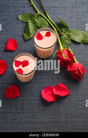 Lait de rose, Rose shake, Gulab Shake avec pétales de rose valentines indiennes boisson de jour avec coeur rouge fleurs de rose Kerala. Lait de fraise shake Banque D'Images