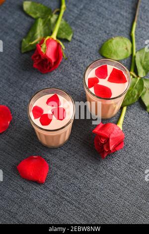 Lait de rose, Rose shake, Gulab Shake avec pétales de rose valentines indiennes boisson de jour avec coeur rouge fleurs de rose Kerala. Lait de fraise shake Banque D'Images