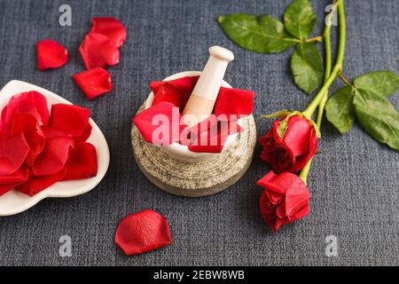 Lait de rose, Rose shake, Gulab Shake avec pétales de rose valentines indiennes boisson de jour avec coeur rouge fleurs de rose Kerala. Lait de fraise shake Banque D'Images