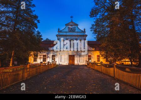 Église sur l'eau à Zwierzyniec . Zwierzyniec, Lubelskie, Pologne. Banque D'Images