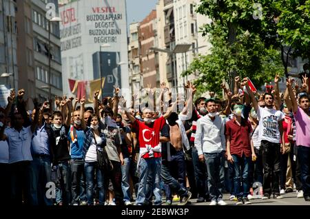 Istanbul, Turquie. 1er juin 2013 les manifestants turcs affrontent la police par des gestes de main lors des manifestations du parc Gezi, Istanbul, Turquie, Banque D'Images