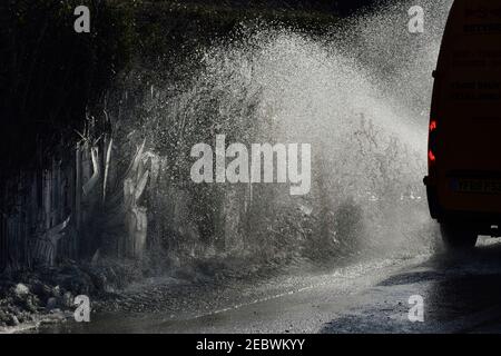 Pett Level, près de Hastings, East Sussex, Angleterre. Royaume-Uni 12 février 2021. Météo au Royaume-Uni : un gel dur et une brise crue ont provoqué la formation de glaces dans le hedgerow le long de la route Pett Level près de Hastings. Le bureau met a enregistré la nuit la plus froide depuis 1995. Crédit : ParkerPhotography/Alamy News Banque D'Images