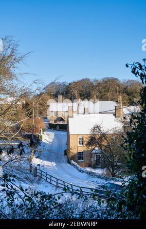 Cotswold cottages en pierre dans la neige de janvier. Cornwell, Cotswolds, Oxfordshire, Angleterre Banque D'Images