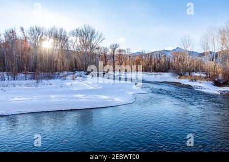 États-Unis, Idaho, Bellevue, coucher de soleil sur la rivière Big Wood en hiver Banque D'Images