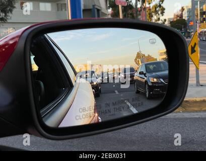 Santa Monica, Californie, États-Unis - 20 janvier 2021 : vue rapprochée du rétroviseur extérieur reflétant la route routière du centre-ville de Santa Monica Banque D'Images